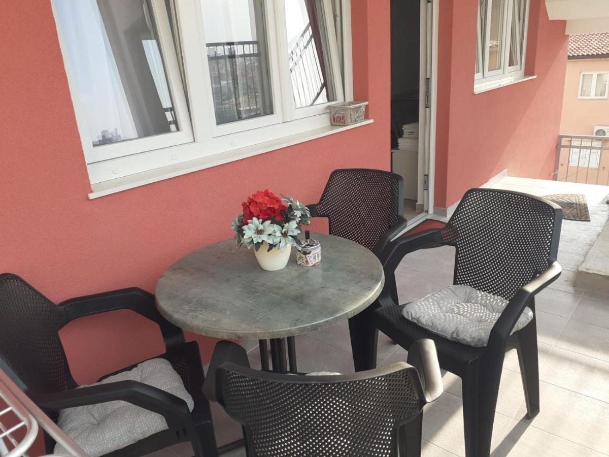 City Apartment Sara Макарска Екстериор снимка